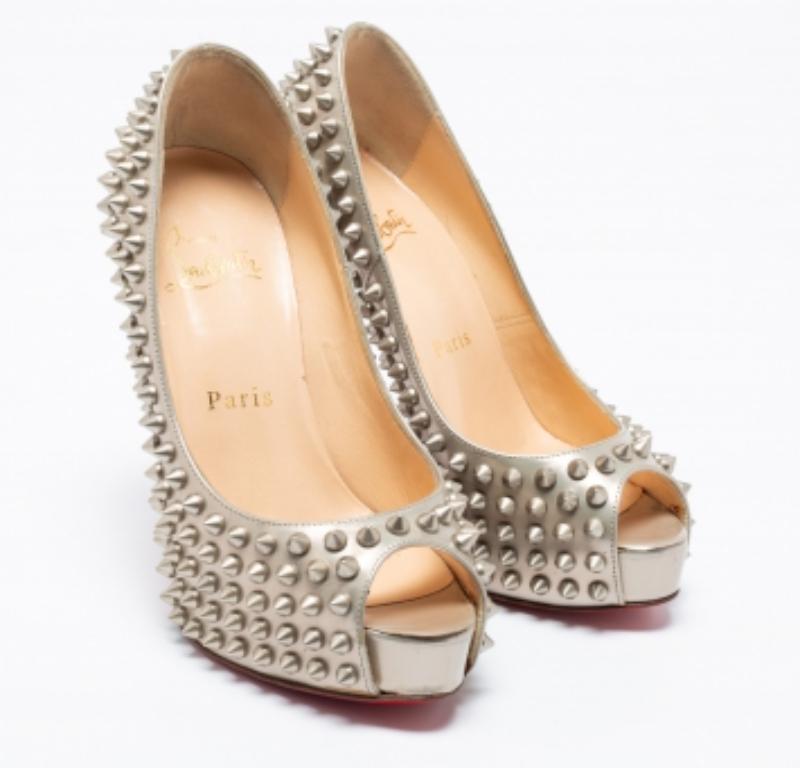 Christian Louboutin Bombas de plataforma con puntera afilada en charol tamaño 34 en venta 3