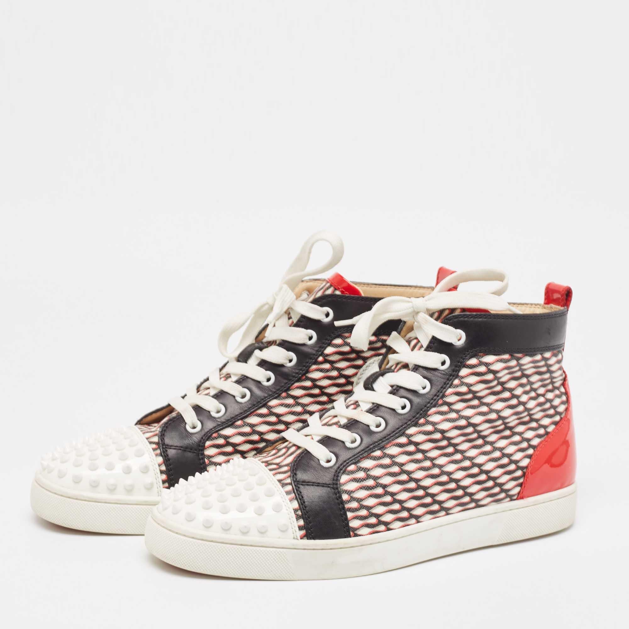 Designed to elevate your style quotient and give you comfort at the same time these kicks are crafted using the best materials. Pair them with your casuals for a cool look.