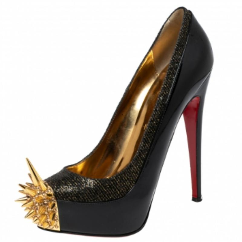En incorporant des accents polyvalents à ses créations magistrales, Christian Louboutin a créé ces magnifiques escarpins Asteroid Spike. Elles sont minutieusement confectionnées en cuir verni noir et doré et en tissu lurex, et leurs orteils sont