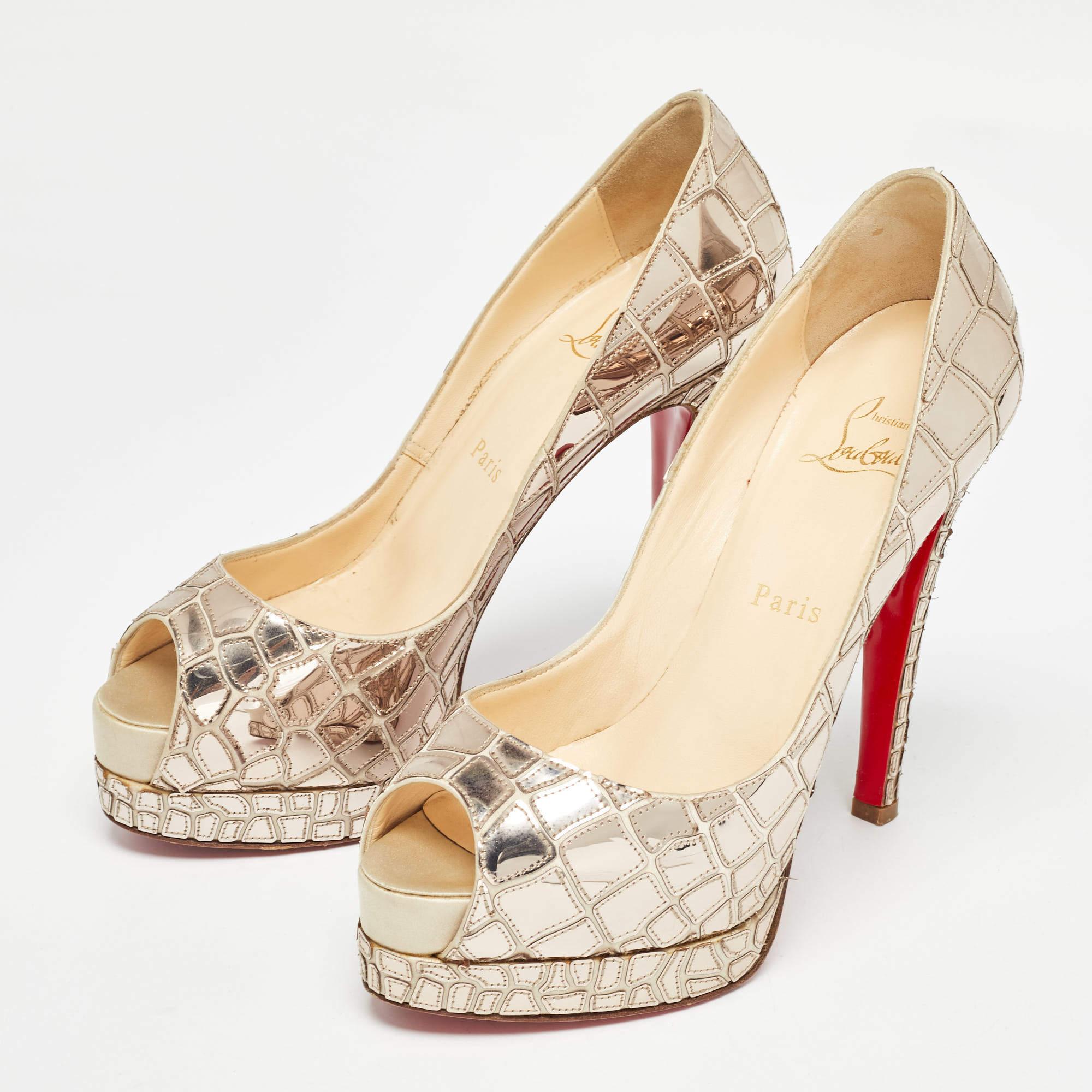 Setzen Sie ein Zeichen mit diesen Christian Louboutin Pumps für Damen. Diese makellos gefertigten, schicken Absätze bieten sowohl Mode als auch Komfort und werten Ihren Look mit jedem anmutigen Schritt auf.