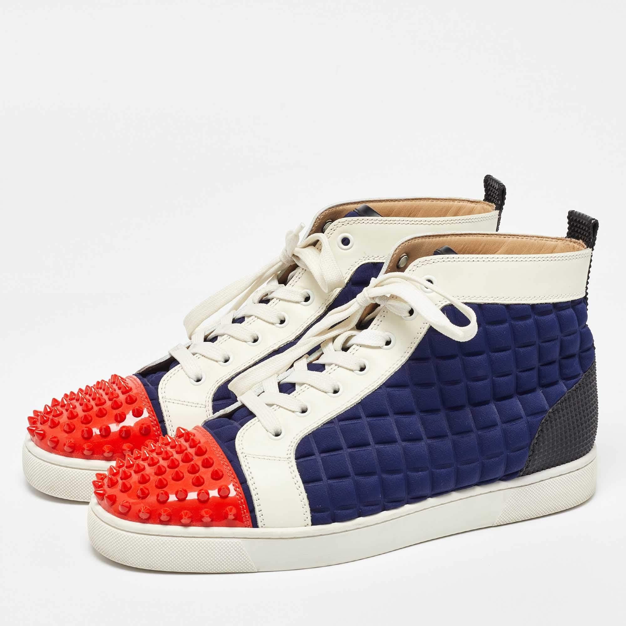 Diese Louis Flat Sneakers aus dem Hause Christian Louboutin verleihen Ihrem Ensemble einen Hauch von Eleganz und Klasse. Sie sind kreativ aus mehrfarbigem Leder, Lackleder und Neopren auf der Außenseite gefertigt. Sie zeigen Spike-Verzierungen an