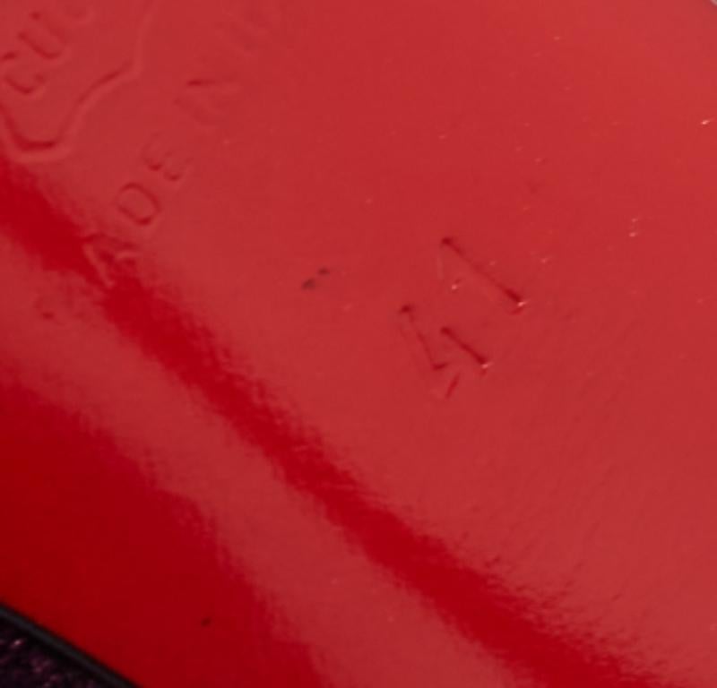 Eine bedeutende Kreation von Christian Louboutin, diese herrlichen No Prive Pumps verleihen Ihren Füßen Glamour und Eleganz ohne Fehl und Tadel. Sie sind aus lilafarbenem Glitzerlackleder gefertigt und zeigen Peep-Toes, Plateaus und hohe Absätze.
