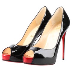 Christian Louboutin Pump Open-toe en cuir verni Noir