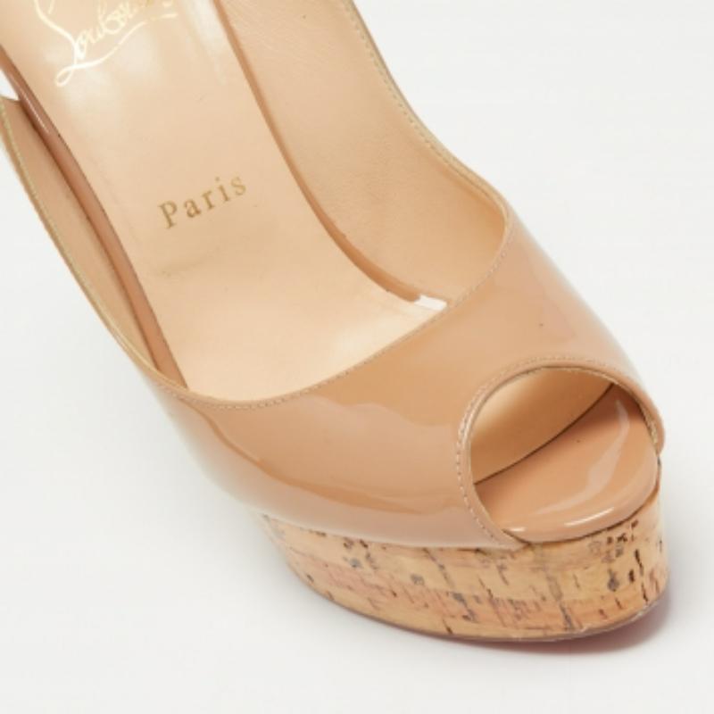 Ces sandales encadreront vos pieds de manière luxueuse. Fabriquées à partir de matériaux de qualité, elles présentent un design élégant et des semelles intérieures confortables.