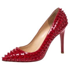 Christian Louboutin Lackleder Pigalle Spikes spitz zulaufende Pumps mit spitzer Zehe Größe 37,5