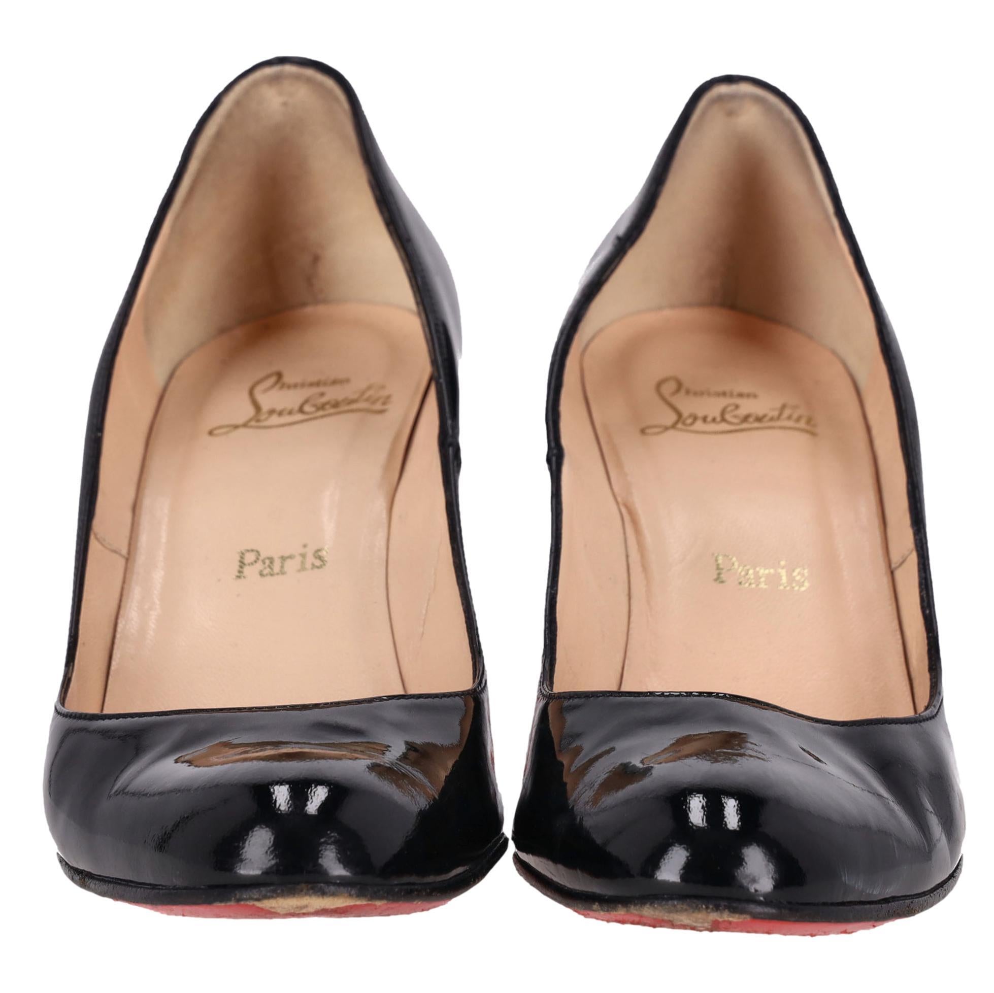 Christian Louboutin, escarpins simples en cuir verni

Talons noirs en cuir verni avec un bout rond et un talon haut.

Avec les semelles rouges emblématiques de la marque.

Rrp Approx. £495

Taille - 40

Condition - Bonne (Rayures, signes d'usure,