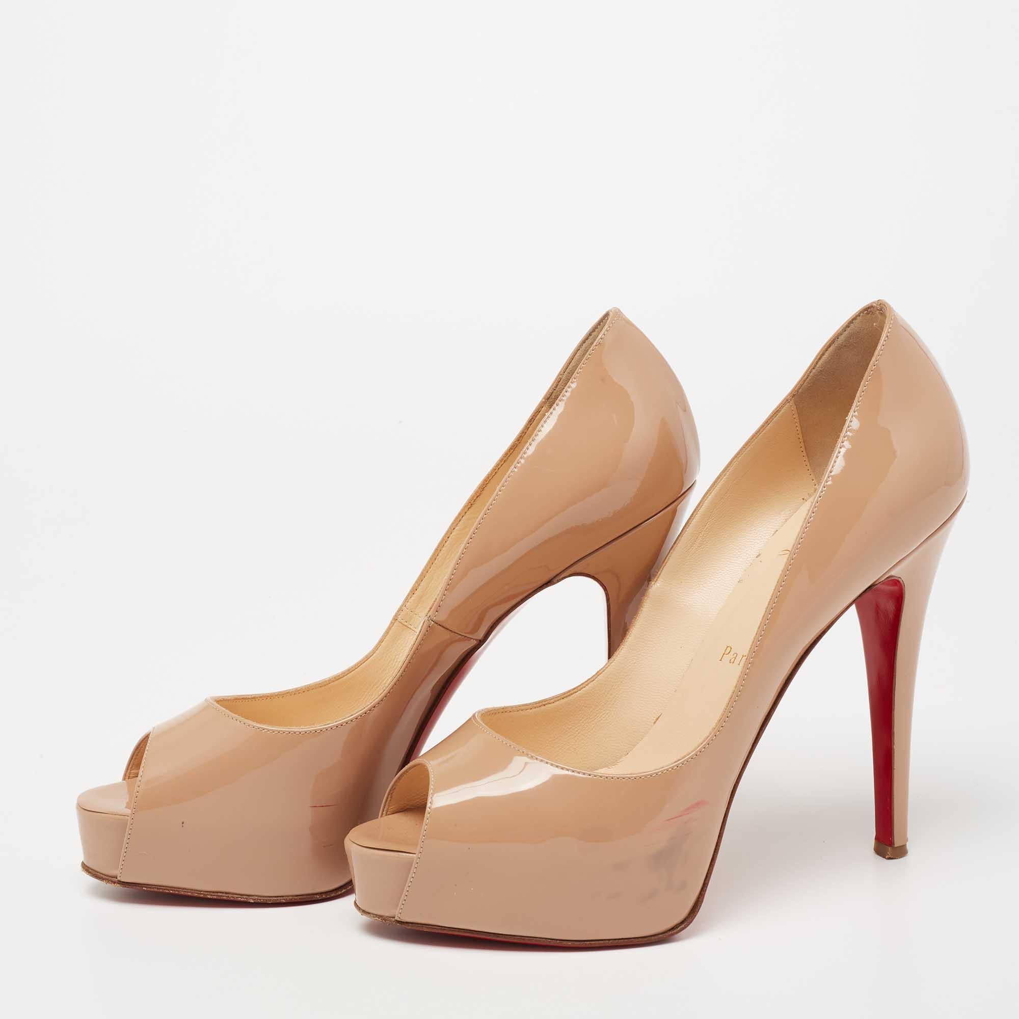 Christian Louboutin's Very Prive pumps exude a timeless and sophisticated appeal that works well with most outfits. Crafted in Italy from patent leather in a beige shade, they feature peep toes and 12.5 cm stiletto heels supported by low platforms.

