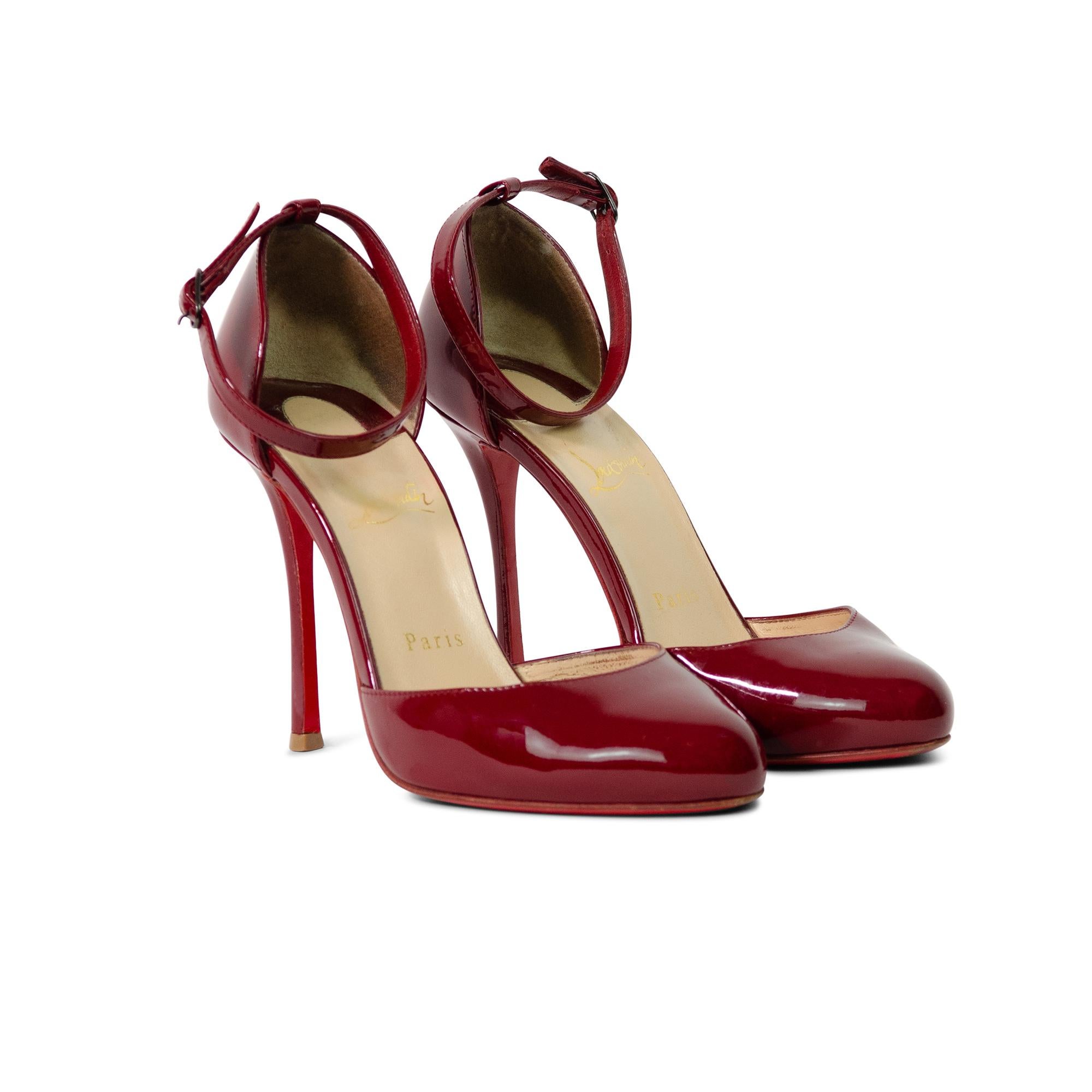 Schöne Christian Louboutin Vintage Style Patent Red High Heels.

Diese von Vintage inspirierten Louboutins sind aus glänzendem, tiefrotem Lackleder gefertigt und verfügen über einen Knöchelriemen, eine abgerundete Spitze, einen 11 cm hohen Absatz