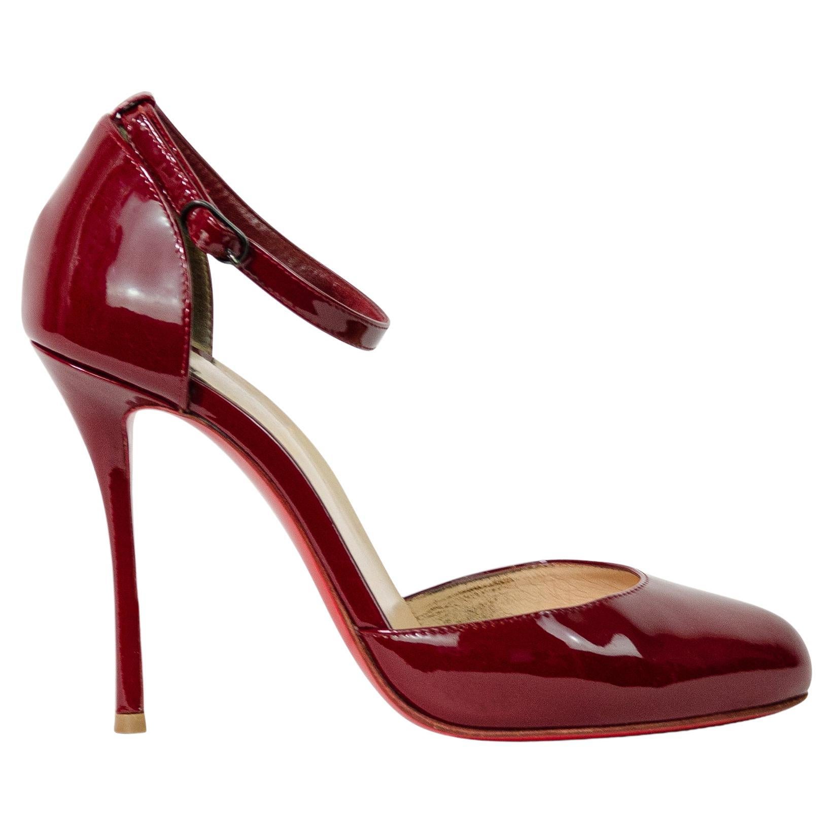 CHRISTIAN LOUBOUTIN Rote Lackleder-Absatzschuhe im Vintage-Stil im Angebot