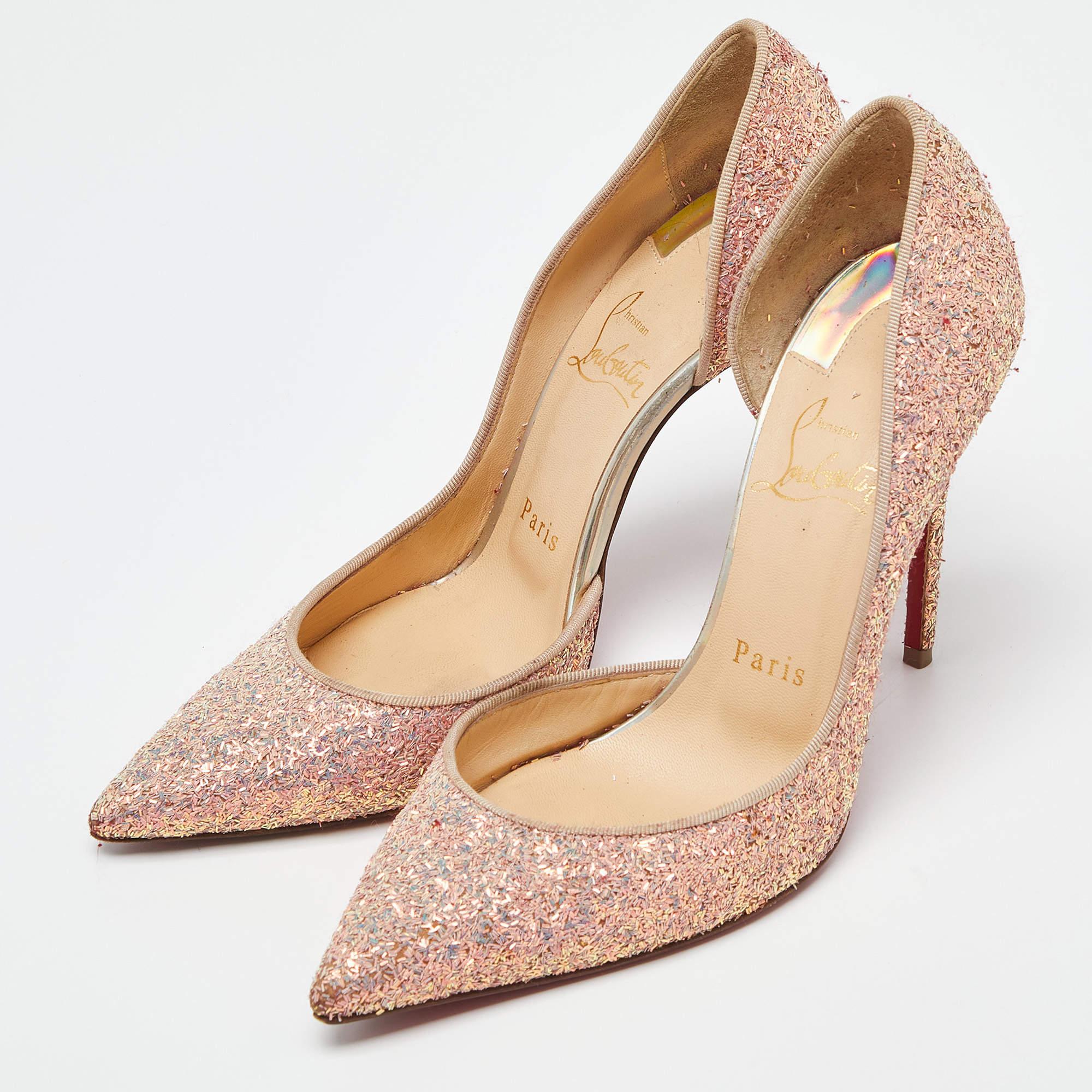 These glitter pumps from Christian Louboutin are meant to be a loved choice. Wonderfully crafted and balanced on sleek heels the pumps will lift your feet in a stunning silhouette.
