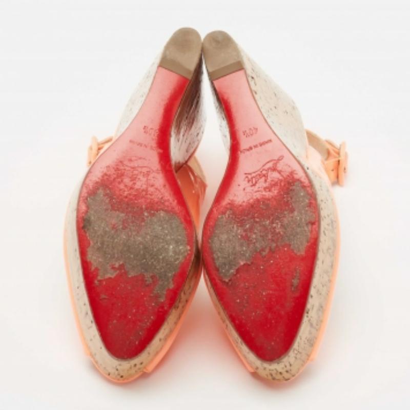 Christian Louboutin Peach Patent Leather Une Plume Wedge Sandals Size 40.5 Bon état - En vente à Dubai, Al Qouz 2