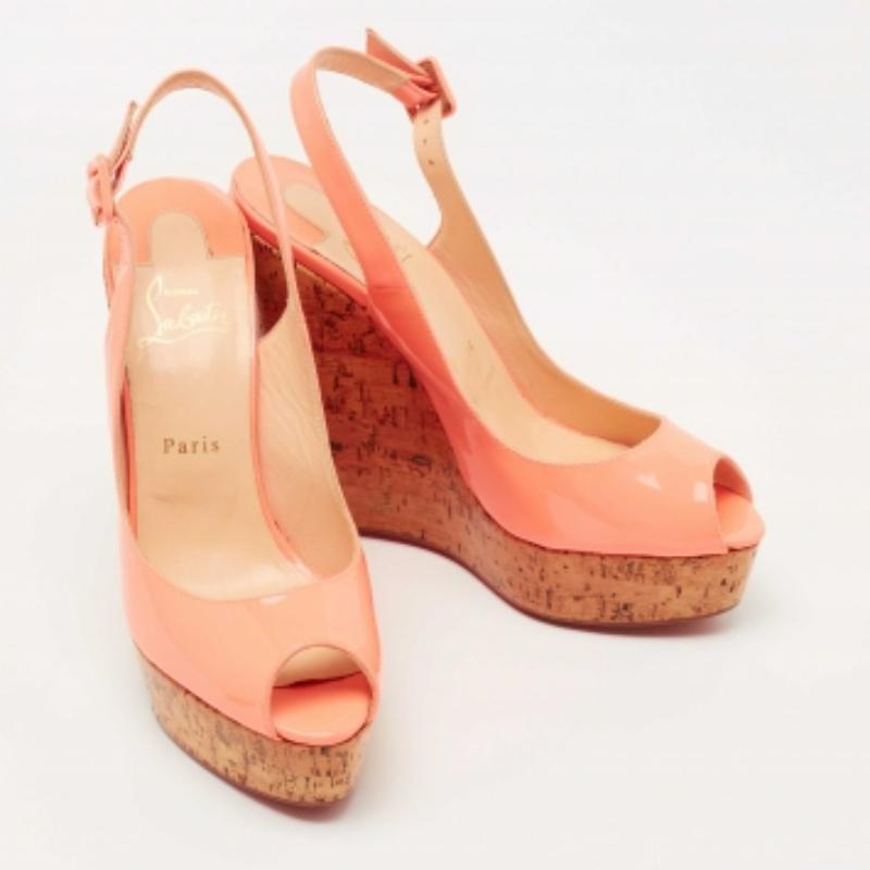 Christian Louboutin Peach Patent Leather Une Plume Wedge Sandals Size 40.5 en vente 2