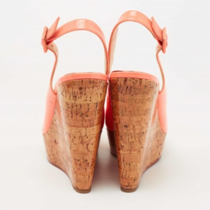 Christian Louboutin Peach Patent Leather Une Plume Wedge Sandals Size 40.5 en vente 3