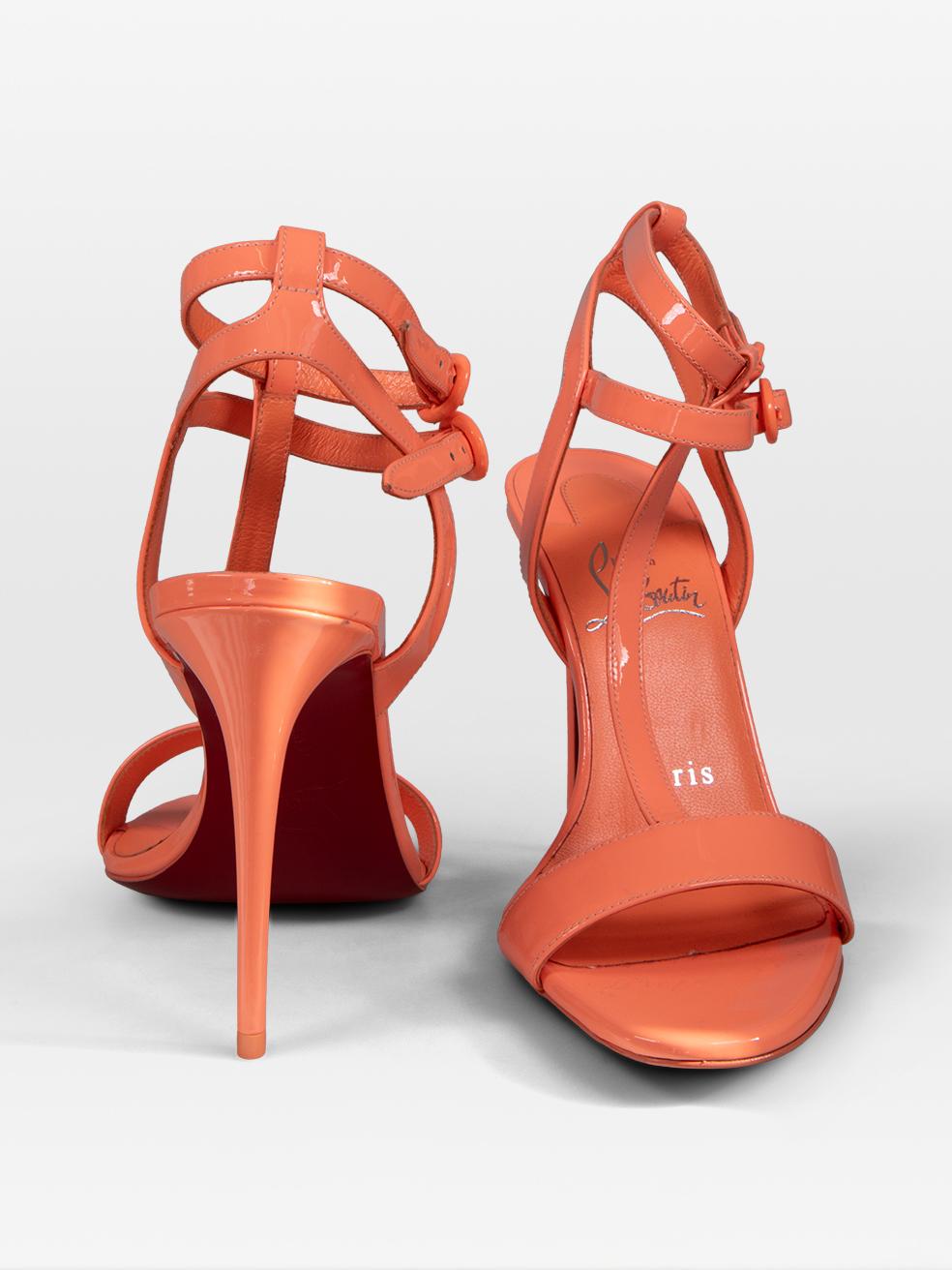 Christian Louboutin Pfirsichfarbene Mara-Sandalen aus Lackleder Größe IT 35 (Orange) im Angebot