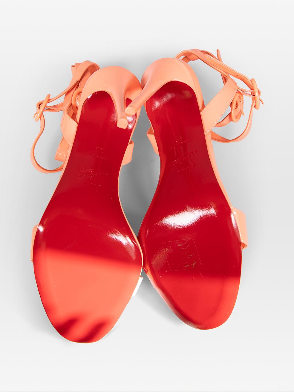 Christian Louboutin Pfirsichfarbene Mara-Sandalen aus Lackleder Größe IT 35 im Zustand „Neu“ im Angebot in London, GB