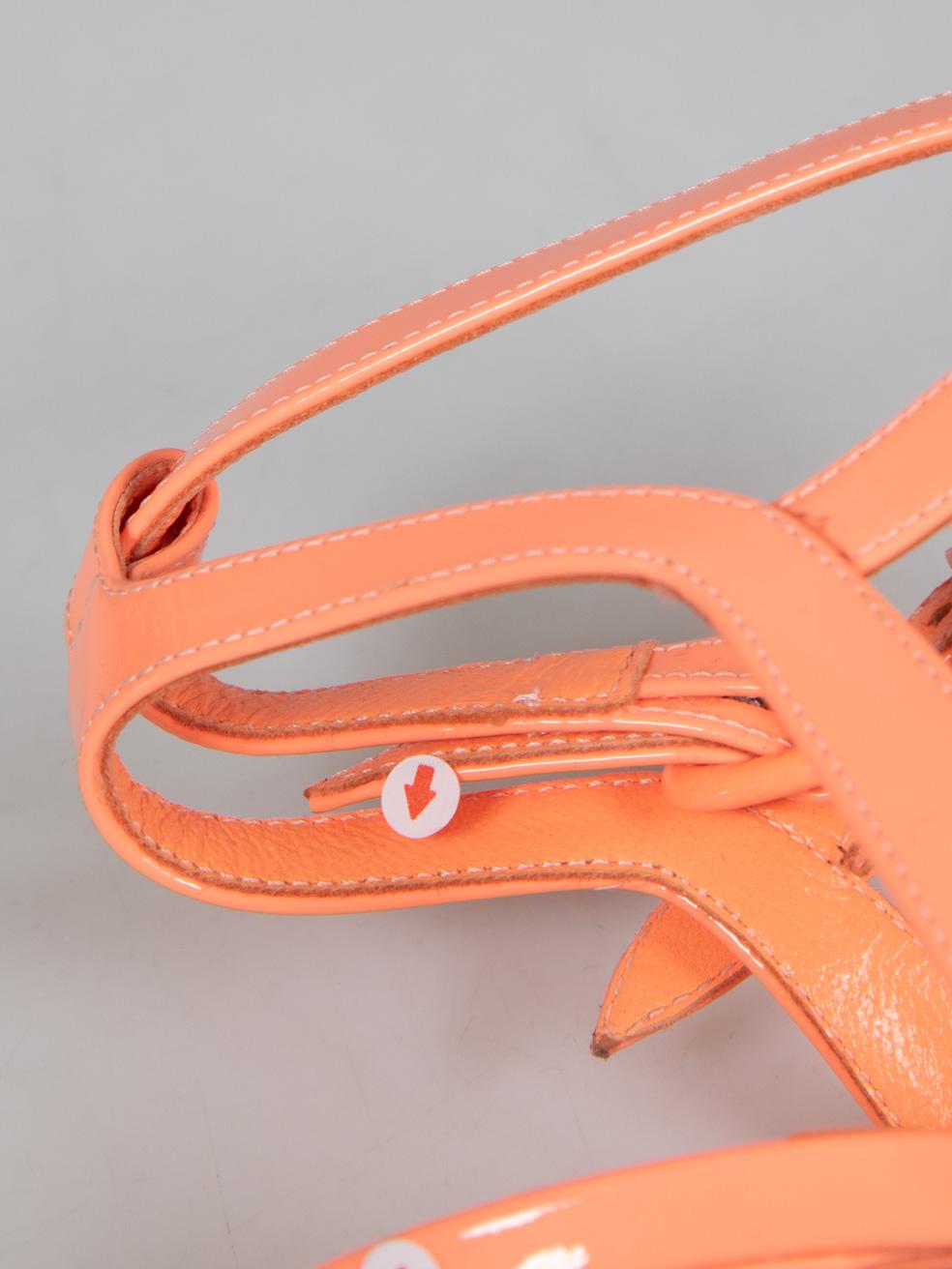 Christian Louboutin Pfirsichfarbene Mara-Sandalen aus Lackleder Größe IT 35 im Angebot 3