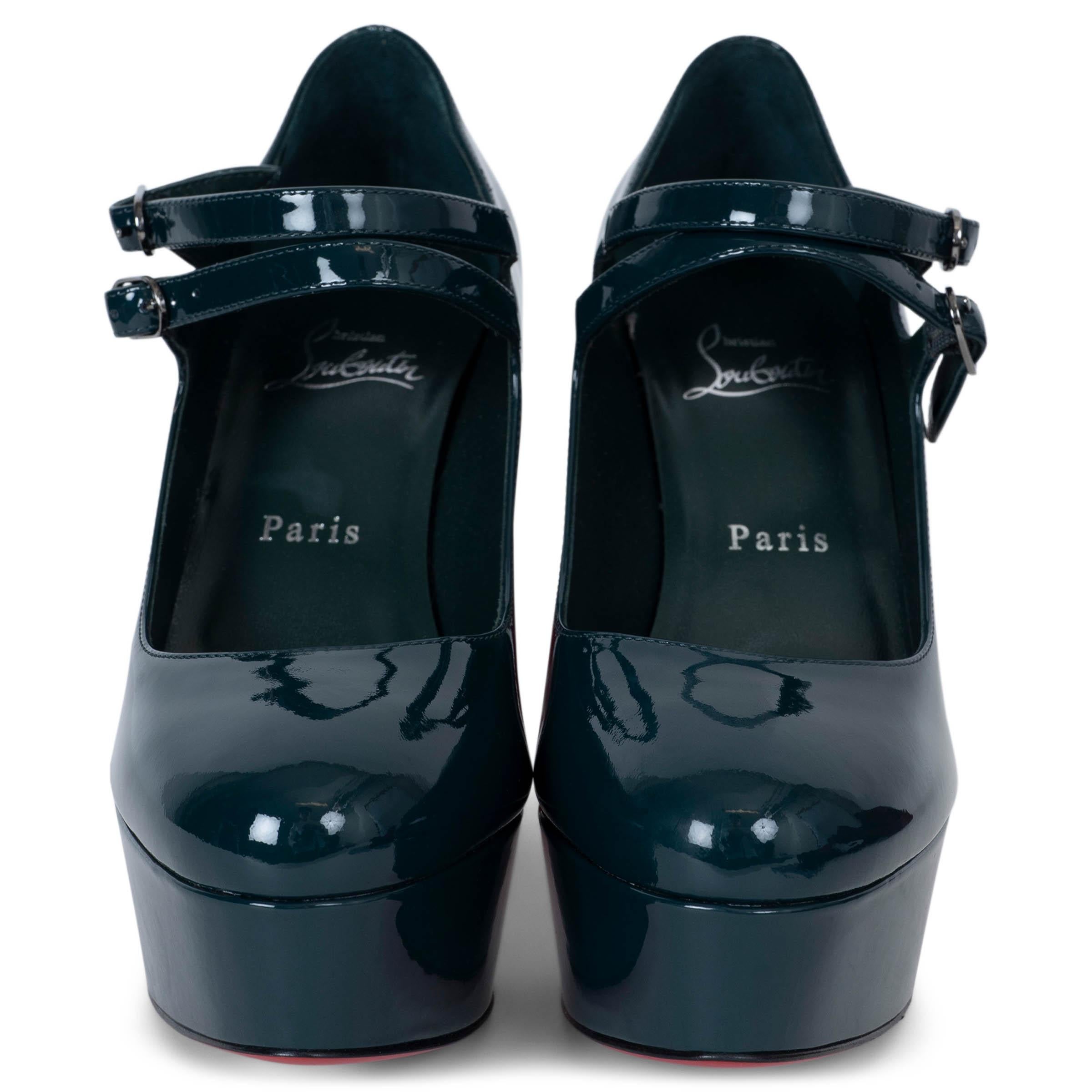 Estos zapatos de salón con plataforma Movida Mary-Jane 100% auténticos de Christian Louboutin están fabricados en charol verde petróleo de los Vosgos. Llevan puntera redondeada, tacón alto en bloque y doble tira Mary-Jane sujeta con hebillas