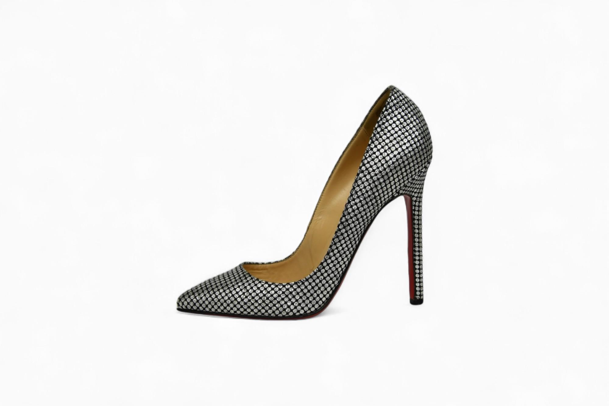 Eleva il tuo look con queste straordinarie décolleté di Christian Louboutin, realizzate in Italia con un tessuto intrecciato argento e nero che crea un effetto ottico abbagliante. Con una punta appuntita, un tacco sottile e la caratteristica suola