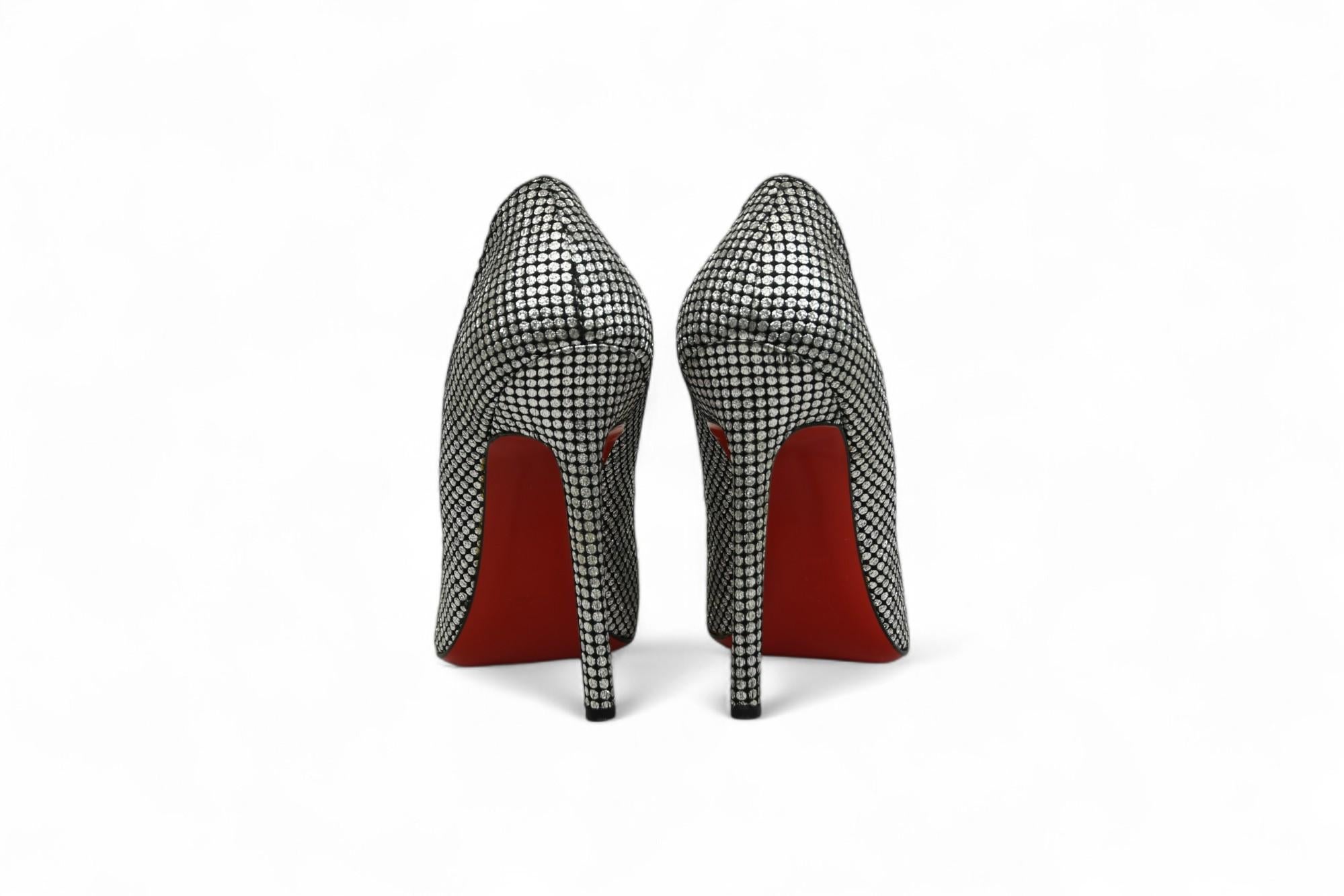 Christian Louboutin Pigalle nero e argento Omicron  Taglia US 6.5 In condizioni buone in vendita a West Hartford, CT