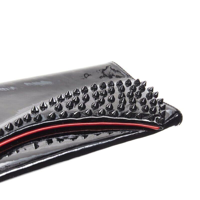 CHRISTIAN LOUBOUTIN clous d'oreilles Pigalle à motif d'araignée en brevet noir  pochette à rabat en vente 1