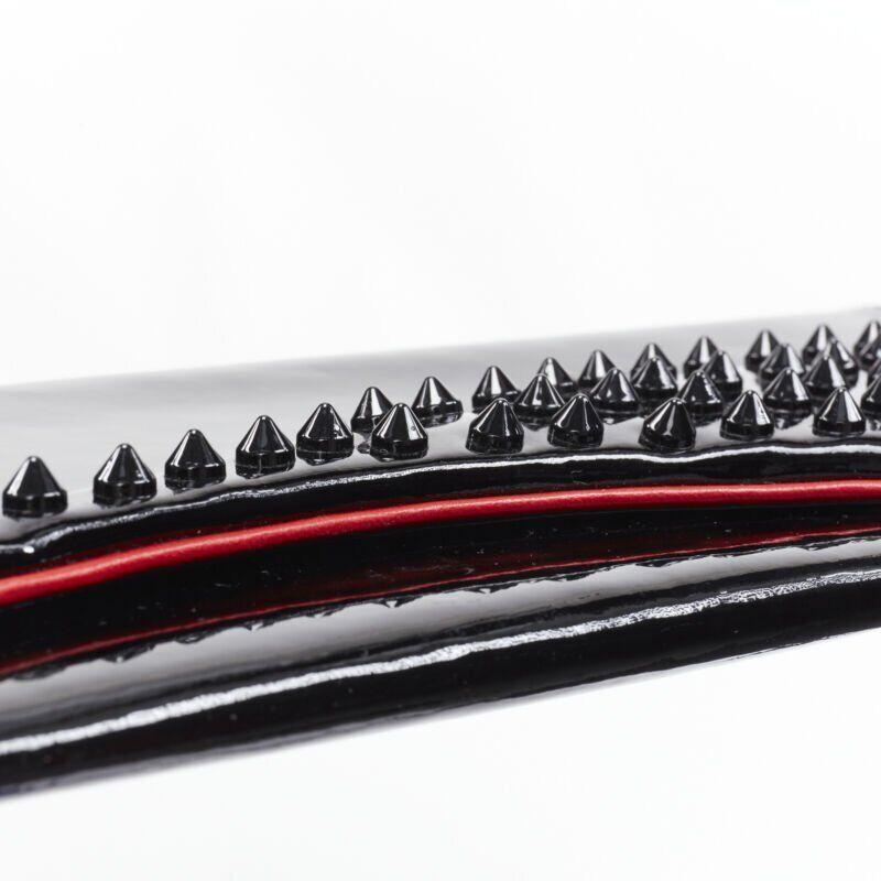 CHRISTIAN LOUBOUTIN clous d'oreilles Pigalle à motif d'araignée en brevet noir  pochette à rabat en vente 2