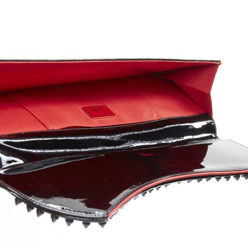 CHRISTIAN LOUBOUTIN clous d'oreilles Pigalle à motif d'araignée en brevet noir  pochette à rabat en vente 3