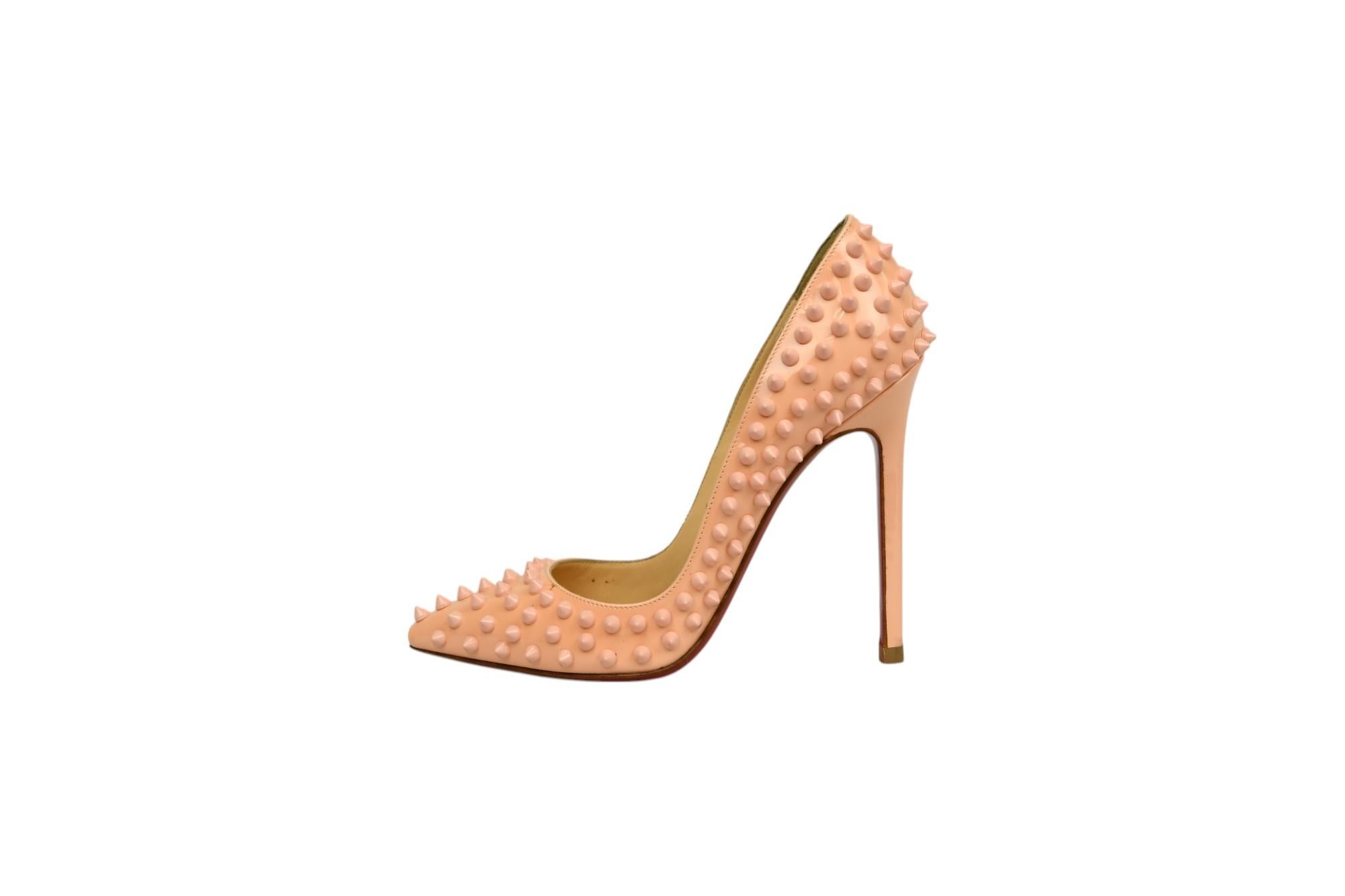 Ces escarpins Pigalle de Christian Louboutin apportent une touche d'audace au glamour féminin. Ils sont réalisés en cuir verni rose pâle brillant et recouverts de pointes ton sur ton. Le bout pointu et le talon aiguille rehaussent leur silhouette
