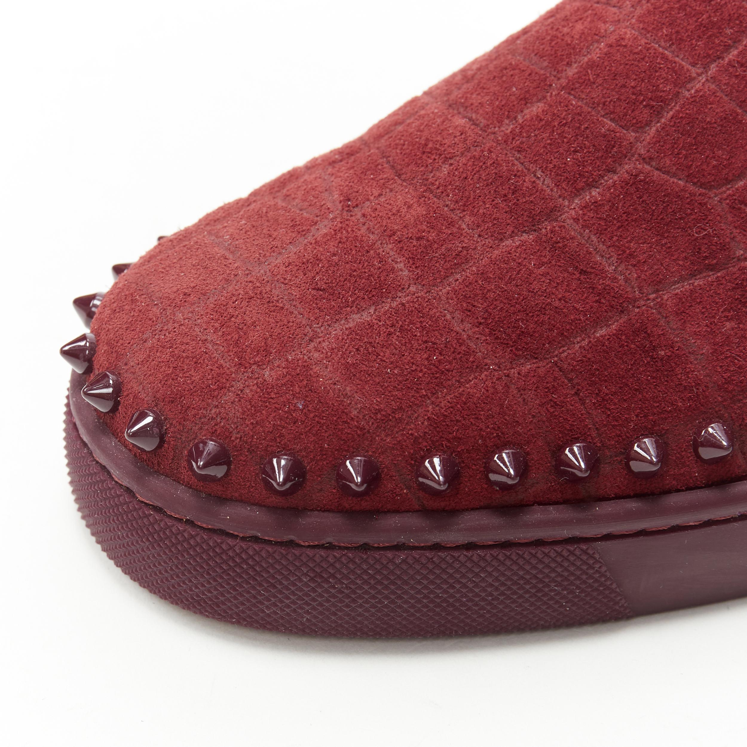 CHRISTIAN LOUBOUTIN Pik Boat burgundy croc suede spike stud low top sneaker EU41 For Sale 3