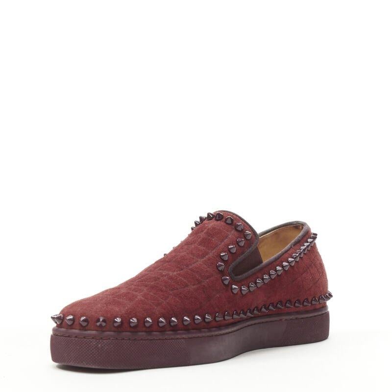 CHRISTIAN LOUBOUTIN Pik Boat escarpins bas à clous en daim bordeaux EU41 Excellent état - En vente à Hong Kong, NT