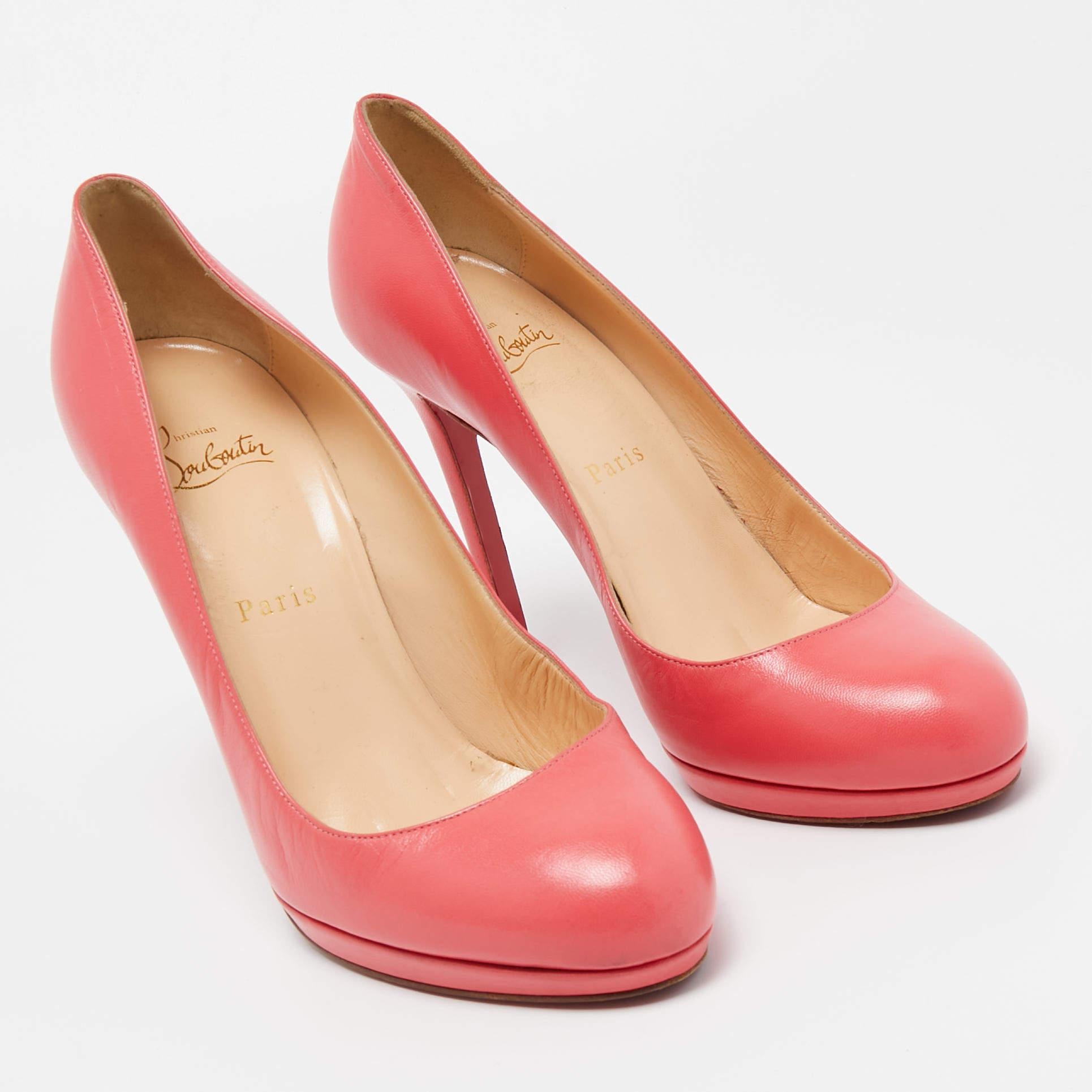 Parfaitement cousues et finies pour assurer un look et un ajustement élégants, ces chaussures roses Christian Louboutin sont un achat que vous aimerez afficher. Ils sont très beaux sur les pieds.

