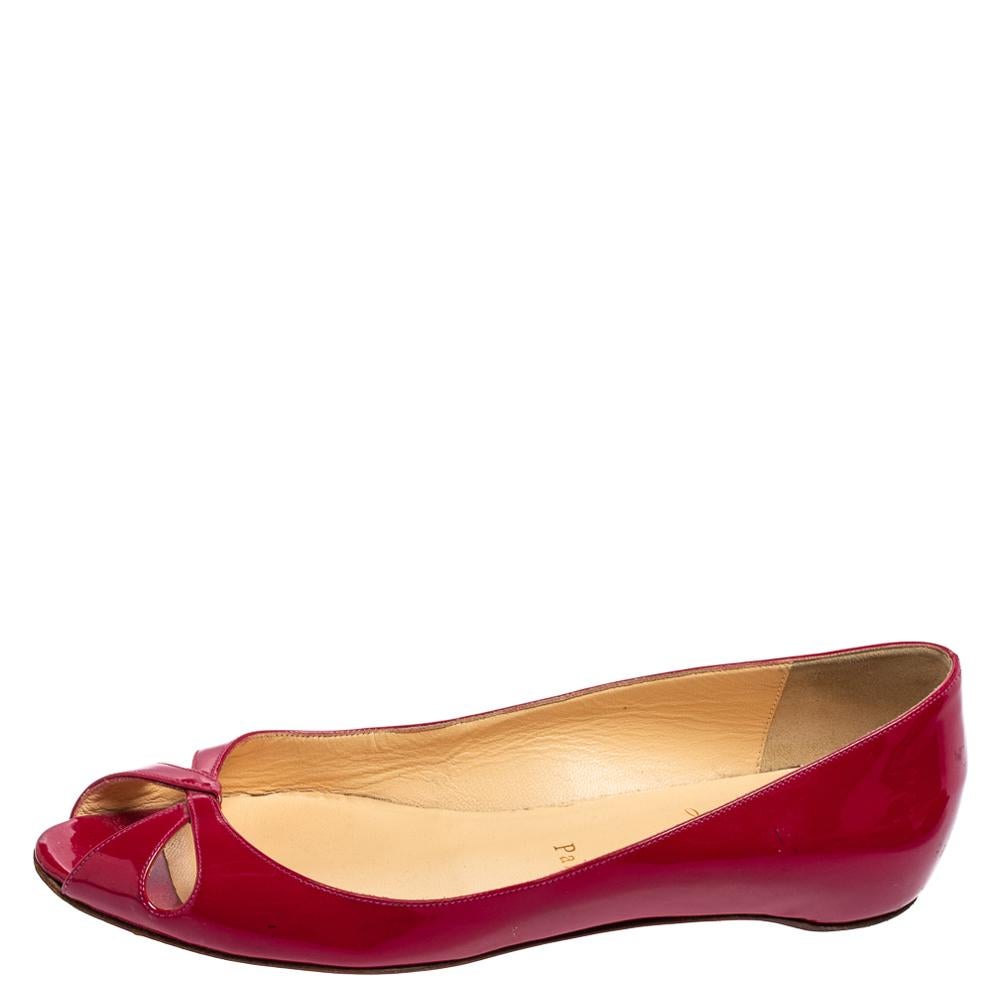 A feminine flair and a sophisticated appeal characterize these stunning Christian Louboutin ballet flats. Crafted using quality materials, they will add an opulent charm to your look and complement many looks that you would want to create.