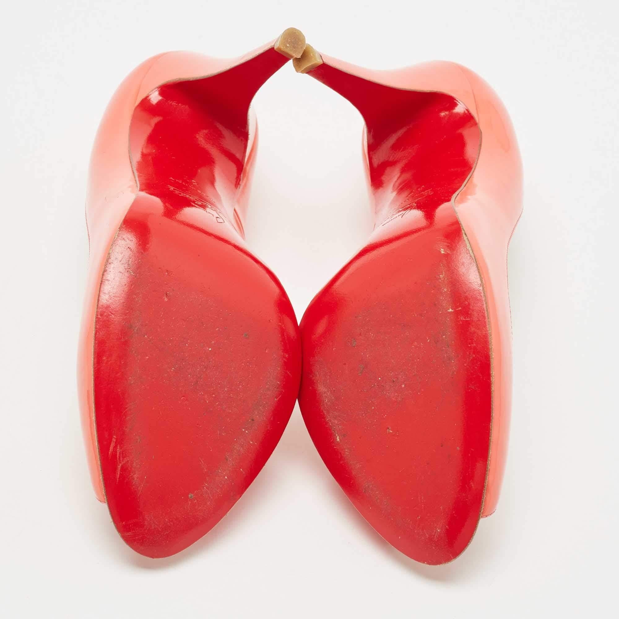 Christian Louboutin Escarpins Flo en cuir verni rose Taille 37 en vente 1