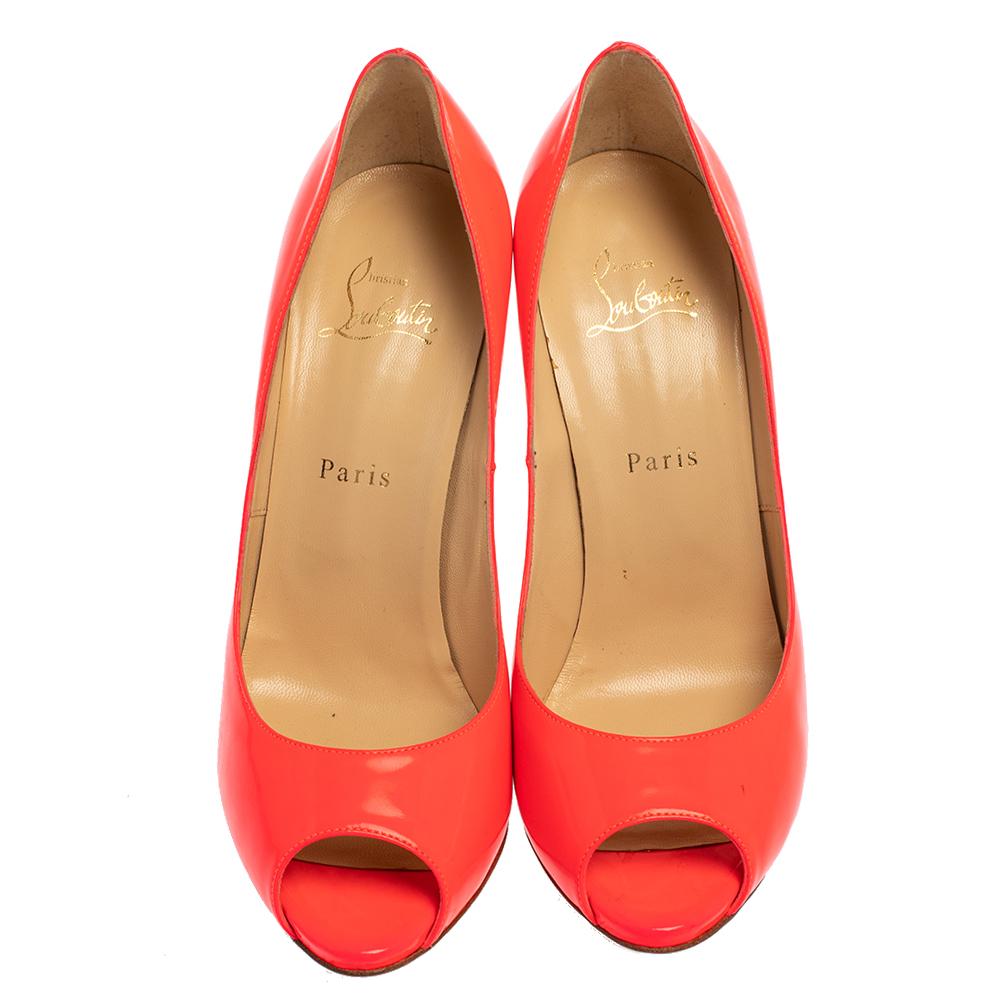 This pair of Christian Louboutin pumps is a timeless classic. Step out in style while flaunting these patent leather shoes, ideal for all occasions. They feature peep toes, platforms, and 12 cm heels.

