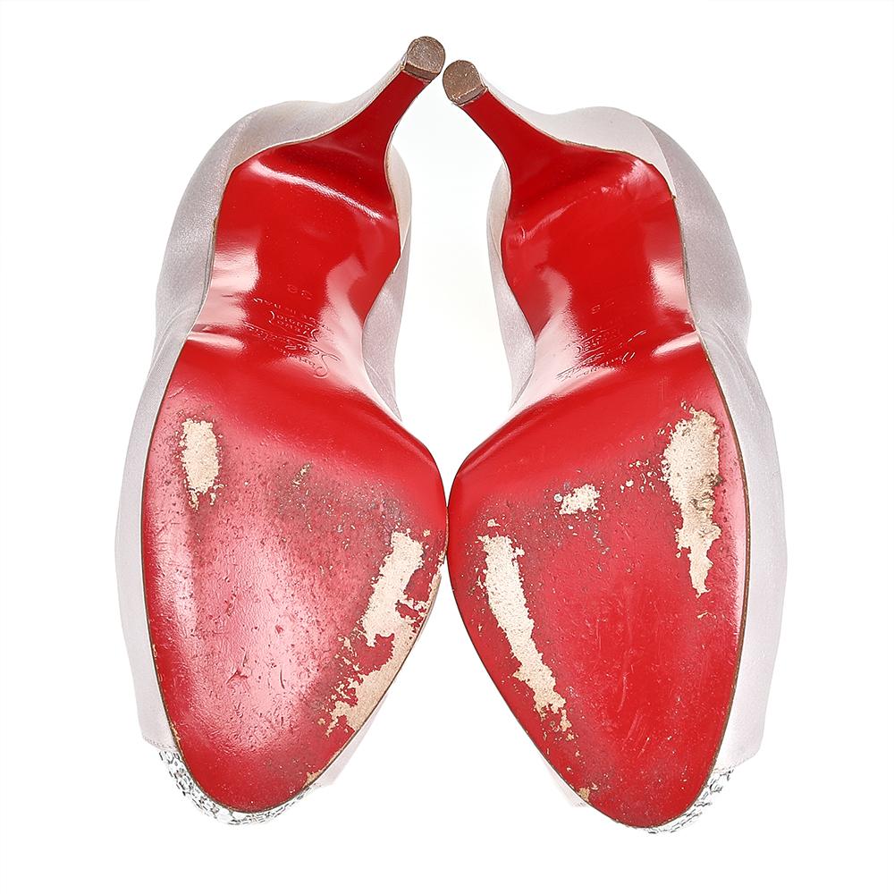 Christian Louboutin Rosa Satin Kristall verschönerte Peep Toe Pumps Größe 38 im Zustand „Gut“ im Angebot in Dubai, Al Qouz 2