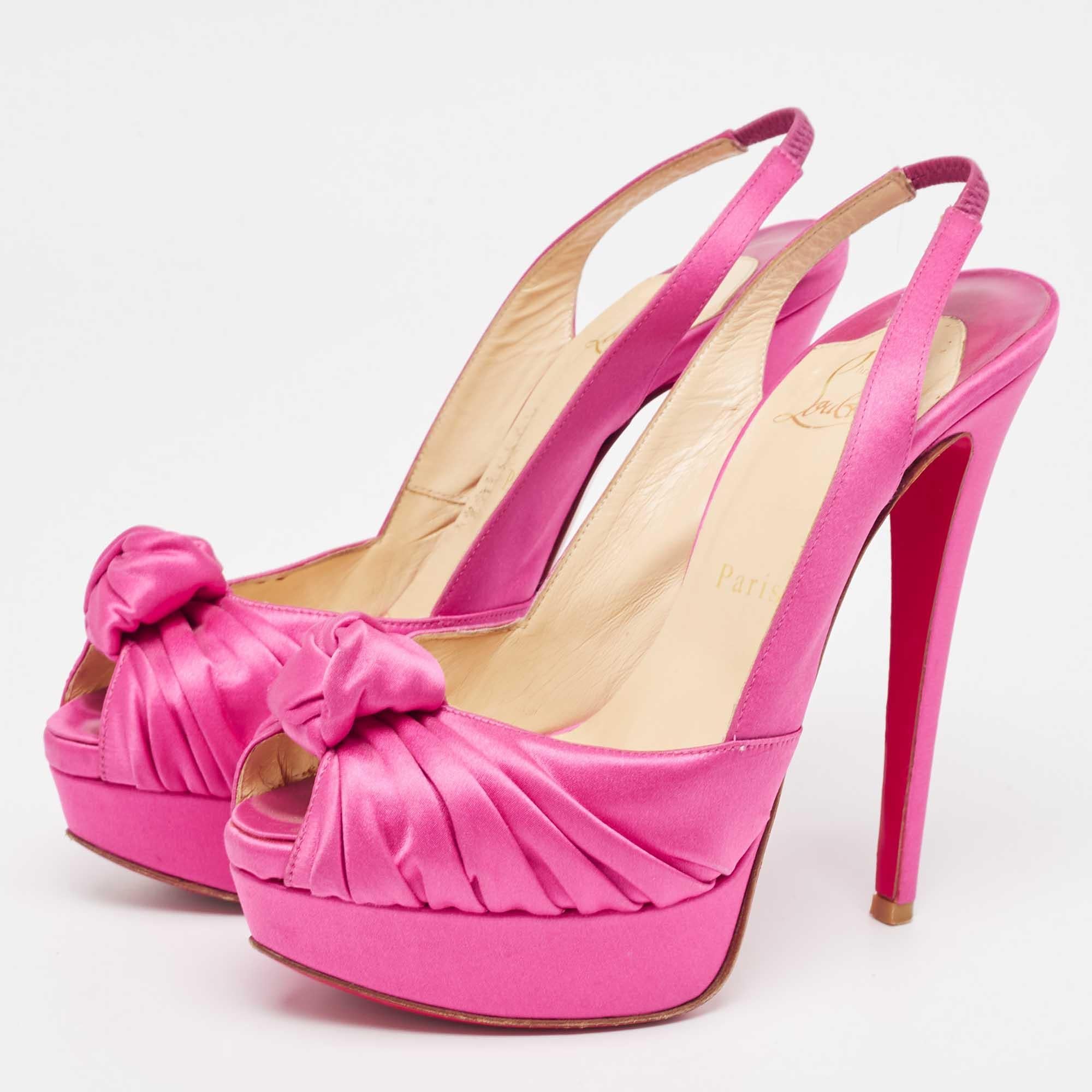 Faites preuve de chic avec ces escarpins de créateur. Ils présentent des talons robustes et des semelles durables, parfaits pour vos sorties à la mode.
