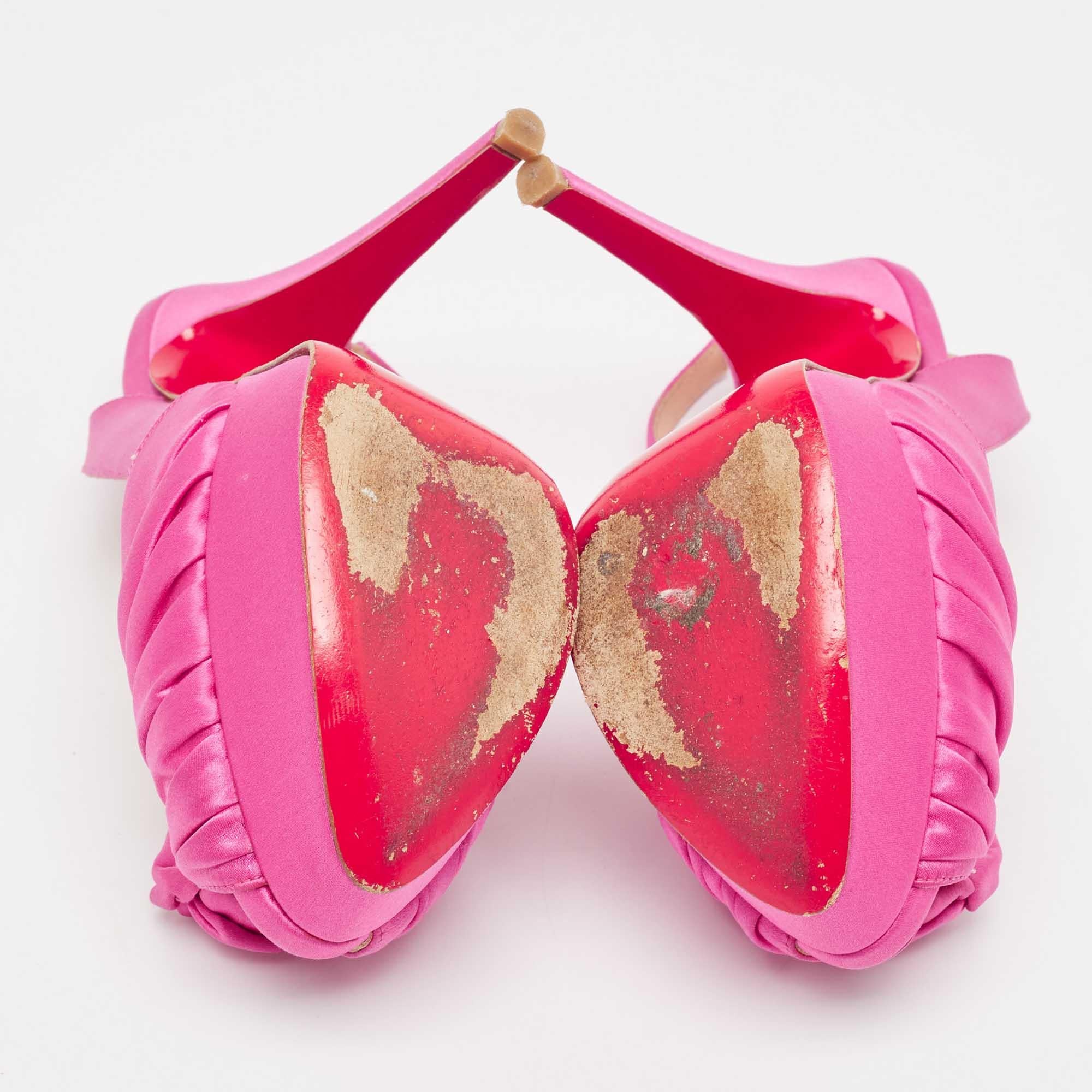 Christian Louboutin escarpins Jenny en satin rose taille 37,5 en vente 1