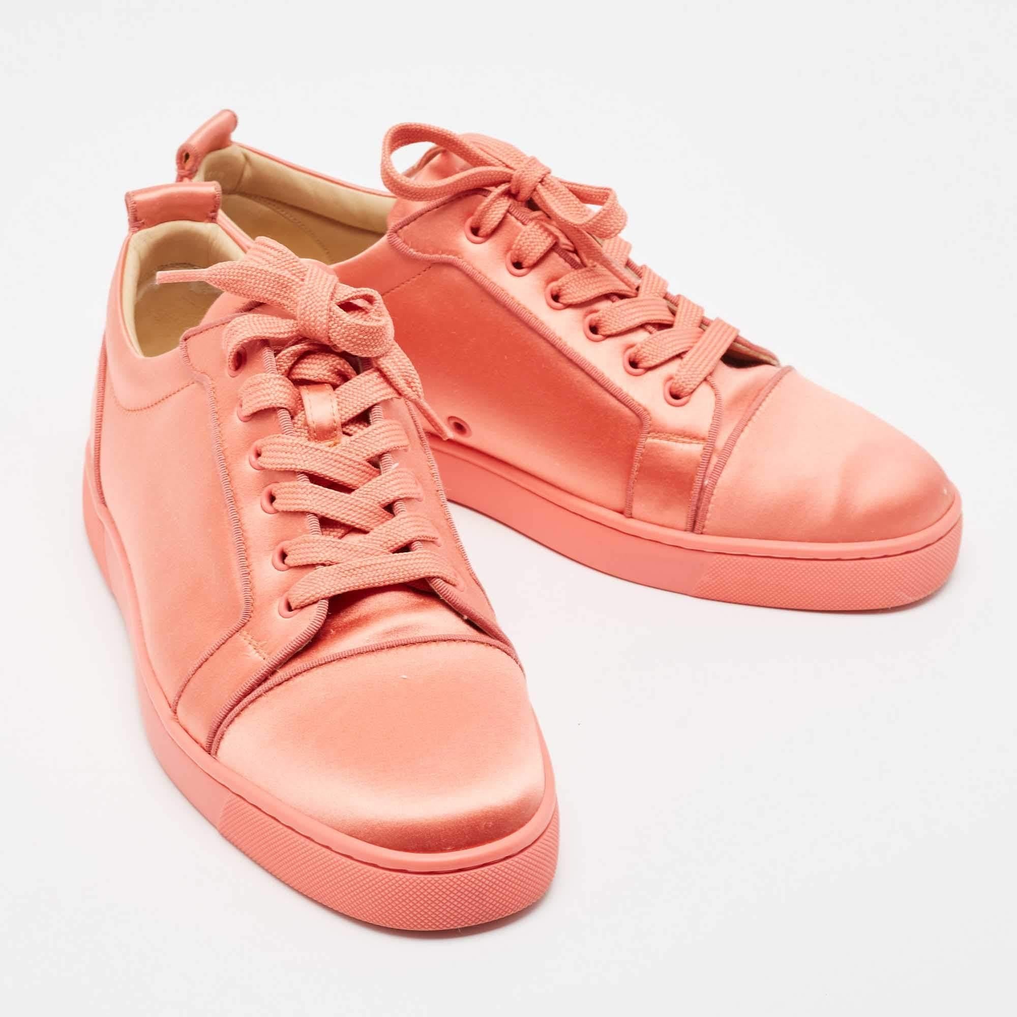 Christian Louboutin Pink Satin Louis Junior Orlato Low Top Sneakers Size 43.5 In Good Condition For Sale In Dubai, Al Qouz 2