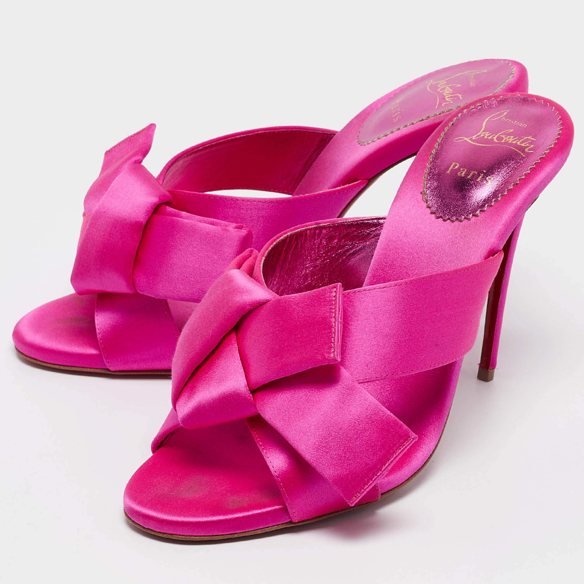 These sandals will frame your feet in an elegant manner. Crafted from quality materials they display a classy design and comfortable insoles.
