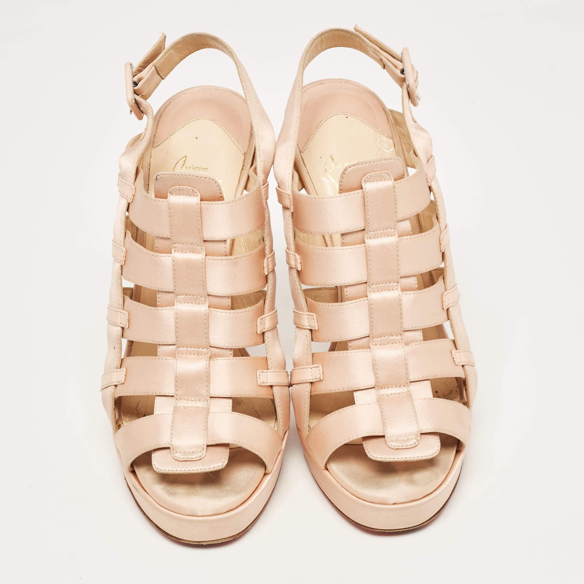 Diese Sandalen umrahmen Ihre Füße auf elegante Weise. Sie sind aus hochwertigen MATERIALEN gefertigt, haben ein edles Design und bequeme Innensohlen.


