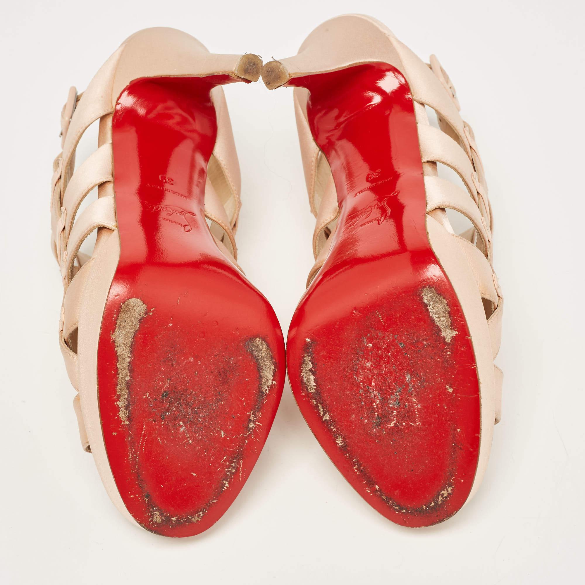 Christian Louboutin Rosa Satin Paquita Sandalen mit Knöchelriemen Größe 39 (Beige) im Angebot