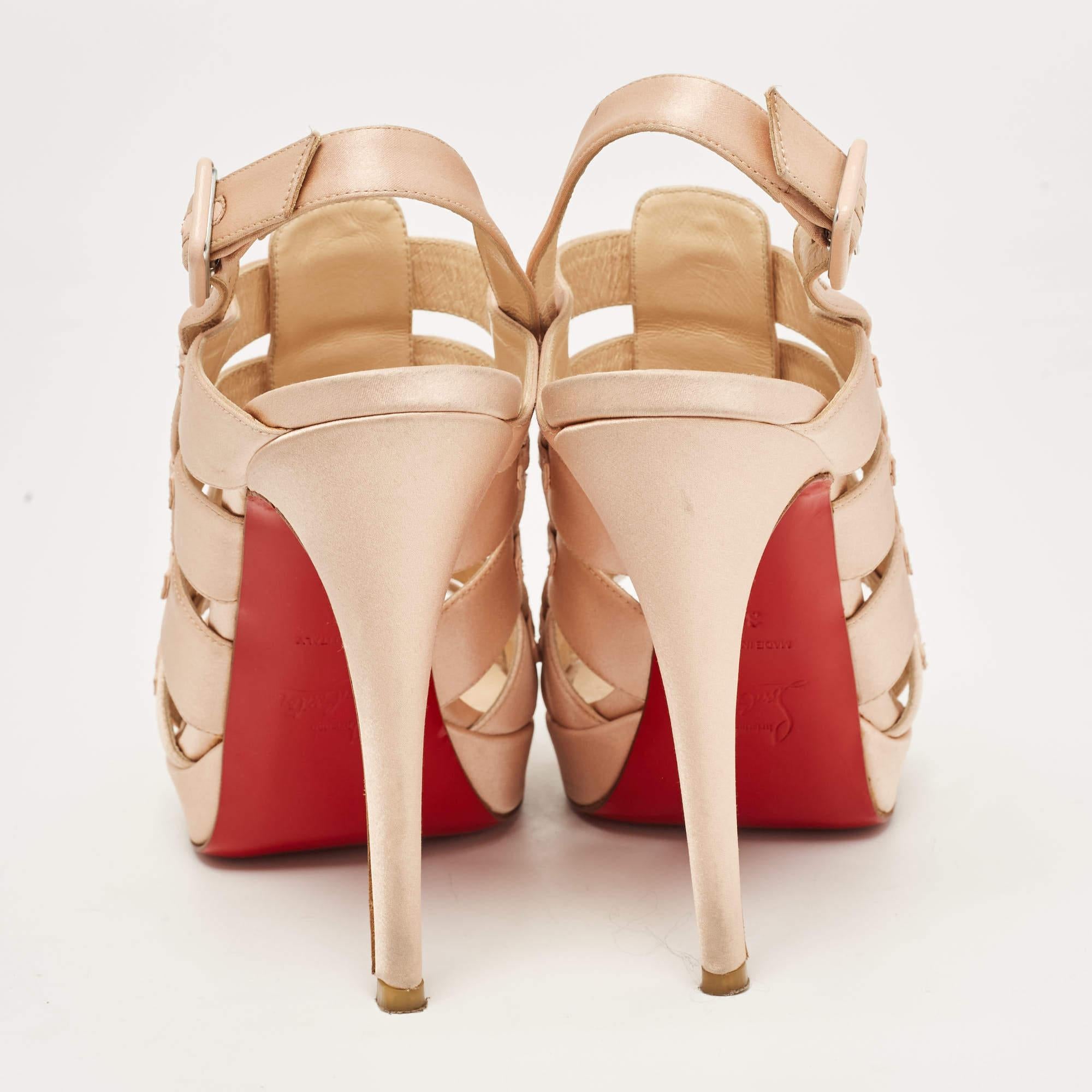 Christian Louboutin Rosa Satin Paquita Sandalen mit Knöchelriemen Größe 39 im Zustand „Gut“ im Angebot in Dubai, Al Qouz 2