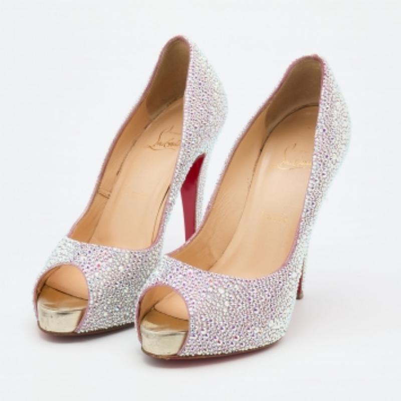 Diseñados para reinas de la moda como tú, estos zapatos de salón Christian Louboutin están hechos de ante y son absolutamente preciosos. Vienen haciendo alarde de peep toes, tacones altos y suelas resistentes.