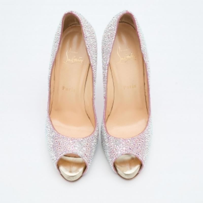 Christian Louboutin Bombas con puntera afilada de ante rosa y cristal New Riche Talla 38 Gris en venta