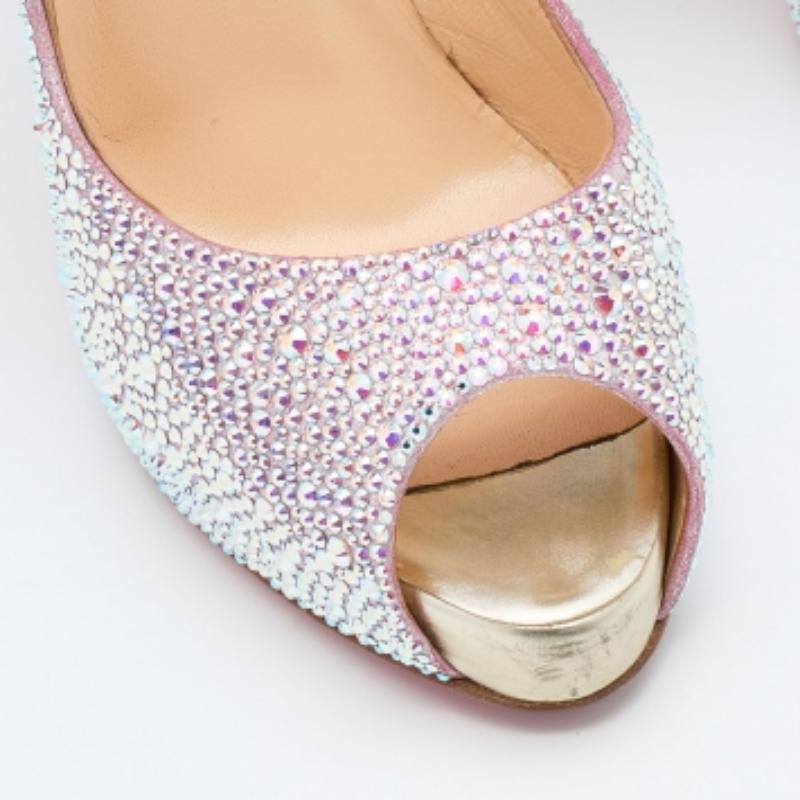 De las mujeres Christian Louboutin Bombas con puntera afilada de ante rosa y cristal New Riche Talla 38 en venta