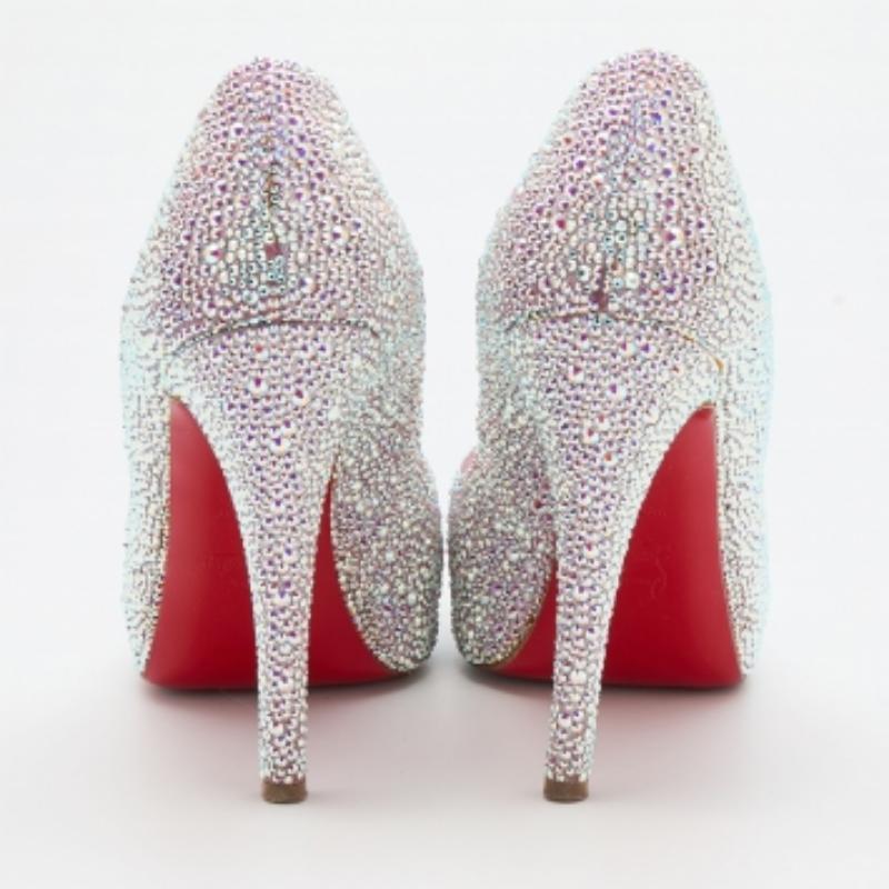 Christian Louboutin Bombas con puntera afilada de ante rosa y cristal New Riche Talla 38 en venta 1