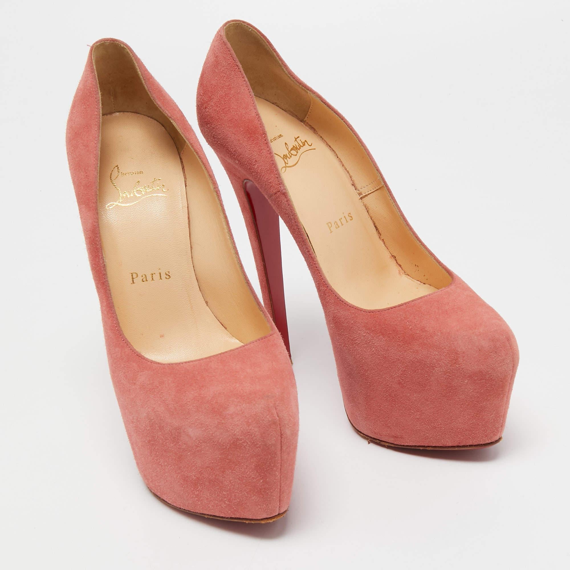Christian Louboutin - Escarpins à plateforme Daffodile en daim rose, taille 36.5 Bon état à Dubai, Al Qouz 2