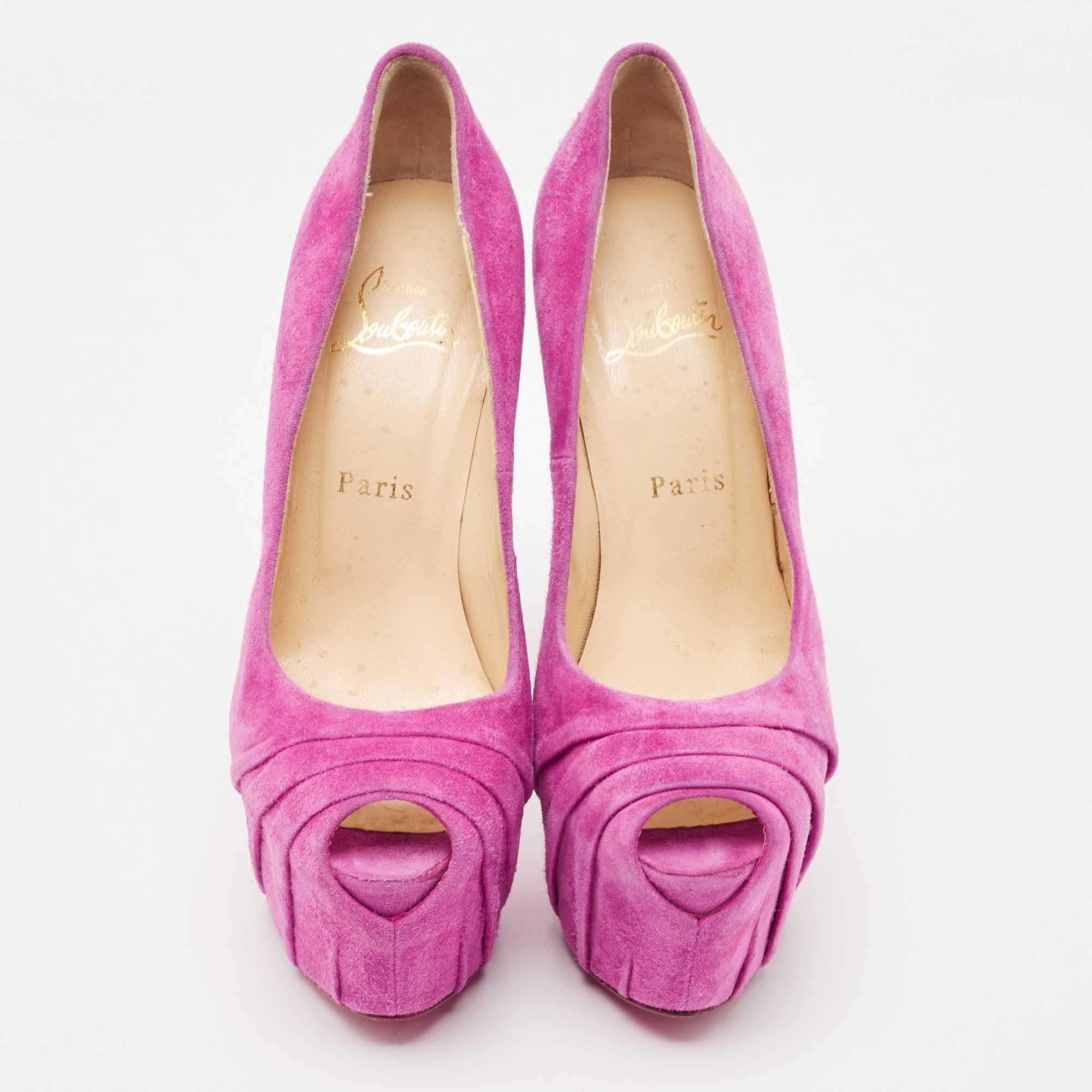 Faites preuve de chic avec ces escarpins de créateur. Elles présentent des talons robustes et des semelles durables, parfaits pour vos sorties à la mode !

