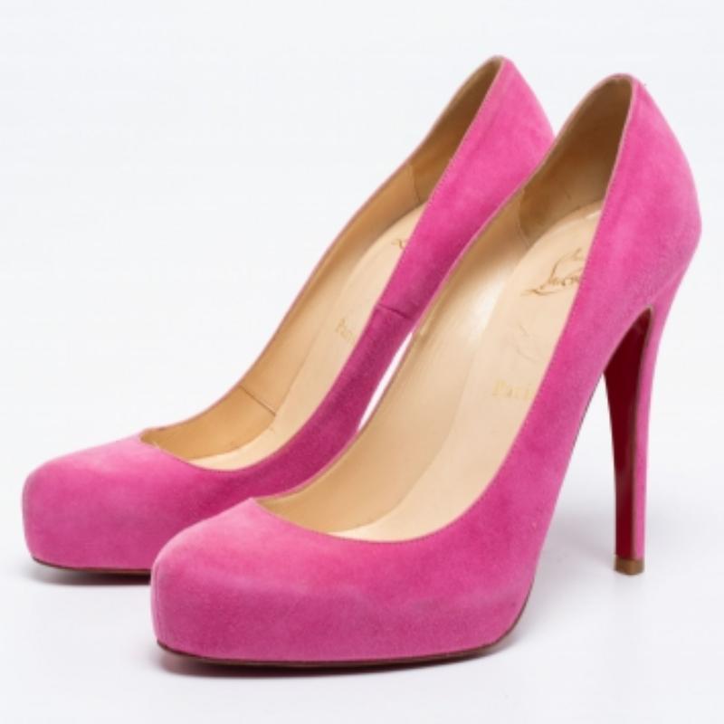 Elegantes y encantadores, estos zapatos de salón Elisa de Christian Louboutin son una creación de ensueño que te encantará tener. Están hechos de ante rosa y se enriquecen con puntera redondeada, tacón fino y detalle slip-on. Las suelas lacadas en