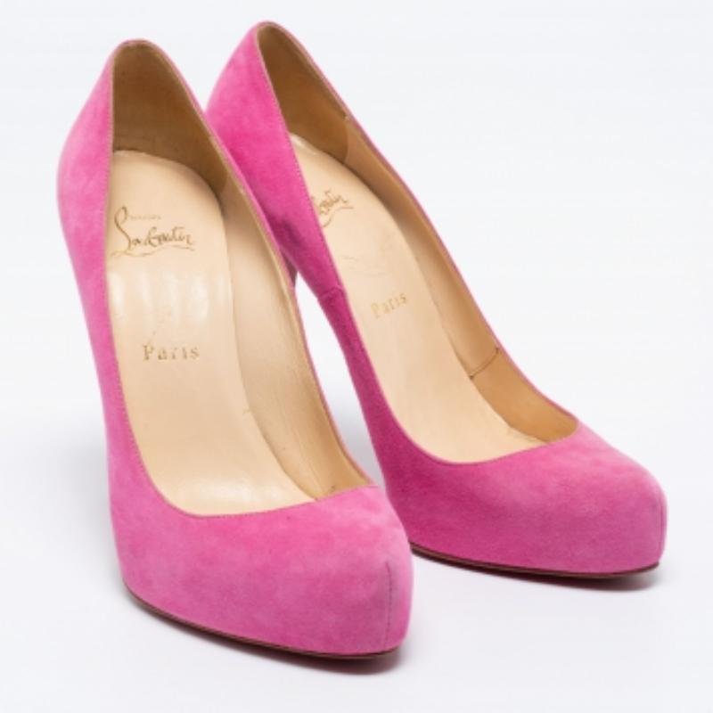Christian Louboutin Bombas Elisa de ante rosa Talla 38.5 en Bueno estado para la venta en Dubai, Al Qouz 2