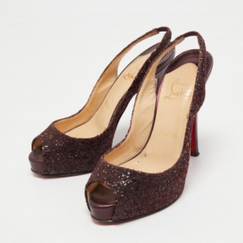Pumps wie diese verhelfen Ihnen zu einem selbstbewussten und eleganten Auftritt. Diese Pumps sind aus hochwertigen MATERIALEN gefertigt und haben hohe Absätze. Kombinieren Sie sie mit Ihren formellen oder eleganten Outfits.